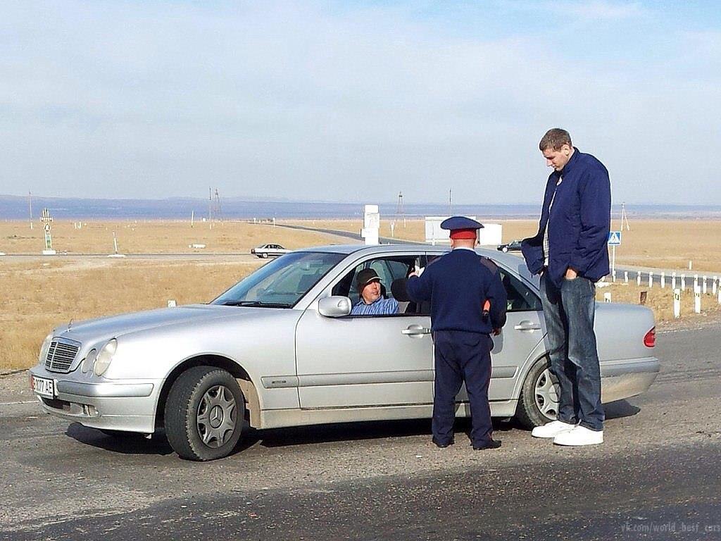 Понюхав петрович растопырил капот на руках. До куда дорос там и нюхай фото. Приколы. Перегонщик авто. Перегонщик прикол.