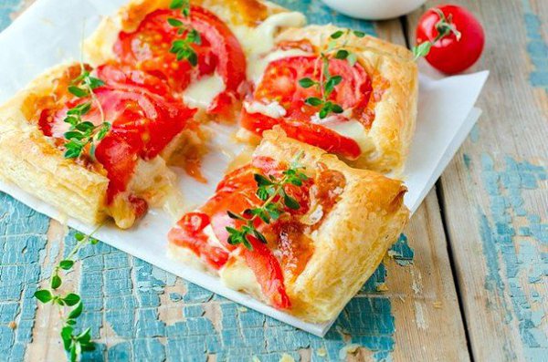 Тарт с помидорами и сыром — отличная закуска! Ингредиенты: Слоеное тесто — 1 пласт Помидор (крупный) ...