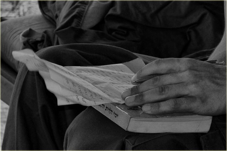 Человек с письмом в руках. Письмо девушке. Статья читает письма. Женщина читает письмо. Человек с письмом в руках.