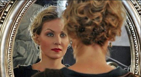 Я Сегодня рано ВСТАЛА, К зеркалу тихонько подошла: А когда же я такою стала? И когда же МОЛОДОСТЬ ...