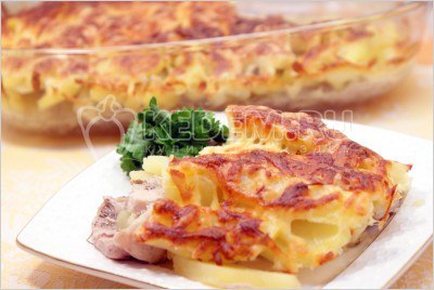 Запеченное мясо с картофелем и сыром.Ингредиенты:300 г мякоти свинины,5-7 шт. картофеля,1 ...