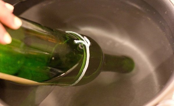 Как аккуратно, быстро и легко разрезать бутылку для декора.Приготовьте ледяную воду. Обмотайте ... - 8