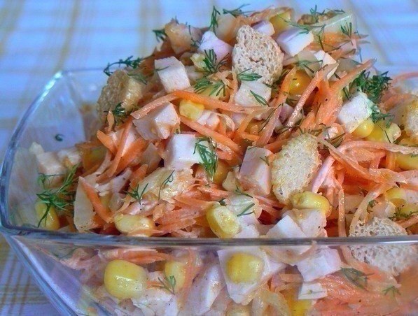 Салат "Карусель". Ингредиенты: 1 средняя луковица 0,5 банки кукурузы 200-250гр.корейской ...
