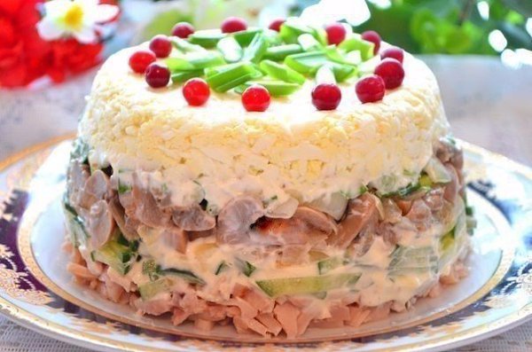 Куриный салат с яйцами и грибами.Ингредиенты:Копченая куриная грудка — 200 гОгурец свежий — 150 ...