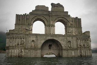 «Благодаря» очередной очень продолжительной засухе, над поверхностью одного из водохранилищ в ... - 2