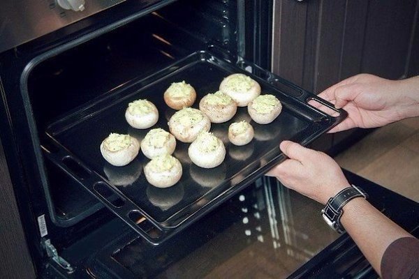 Фаршированные шампиньоны.Ингредиенты:Шампиньоны - 16 шт.Картофель - 3 шт.Сыр - 150 гМайонез - 3 ... - 8