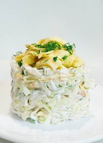 9 вкусных салатов! 1.Салат из белокочанной капусты с курицей и яичными блинчиками Состав: Яйца – 2 ...