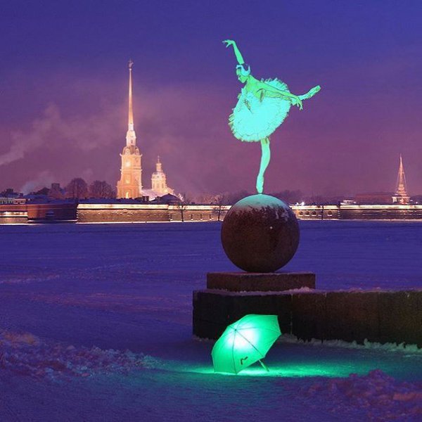 Балет на фоне Петропавловской крепости на фотографии петербургского светодизайнера!