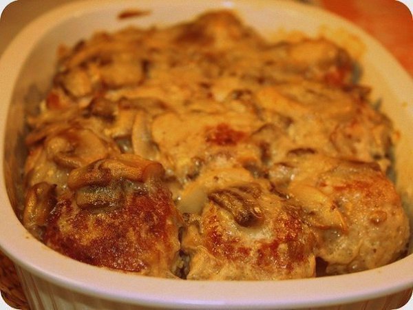 Курица в грибном соусе с сыром.80 ккал/100 грНадо:- 600г куриной грудки- 300 г шампиньонов- 1 ...