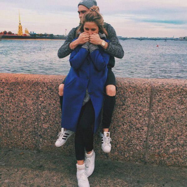 Любовь — это радоваться каждой, даже самой маленькой смске от любимого. Любовь — это когда ...