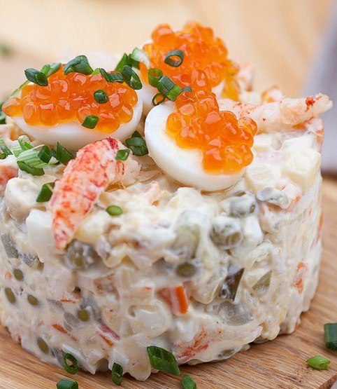 Салат оливье — царский рецепт! Нам понадобится: 2 куриные грудки; 200 гр. раковых шеек (можно ...