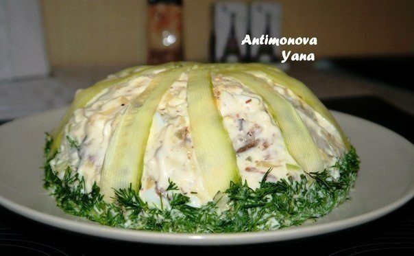 Салат с шпротами. вкусный слоёный салатик! Ингредиенты: шпроты в масле 1 баночка картофель отварной ...
