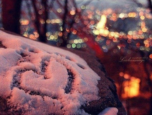 На свете есть люди, которых ты просто любишь. Просто так. Не за что-то. Тебе хорошо от одной мысли, ...