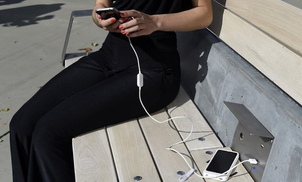 В Праге создали «умную» скамейку с подключением wi-fi и зарядником для мобильников.Скамейка оснащена ...