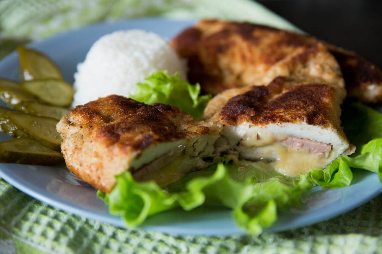 Кордон блю из куриного филе, приготовленное на гриле