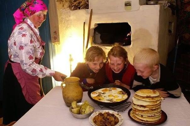 Тепло. Горят дровишки в печке, Потрескивают и шипят. А из духовки запах гречки, Как- будто детства ...