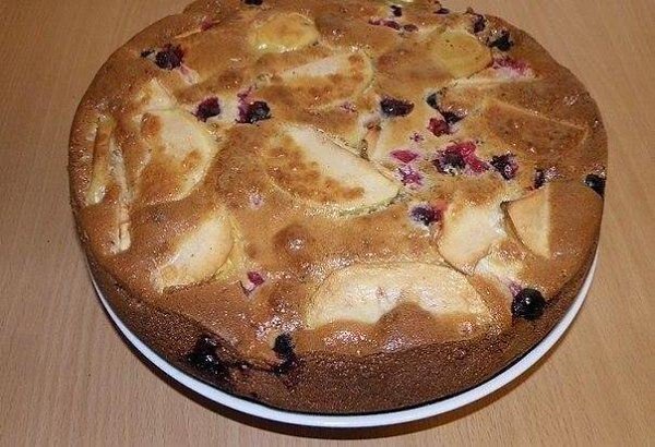 ШАРЛОТКА.Ингредиенты: 3 куриных яйца 1 стакан сахара 1 стакан сметаны 1 стакан муки 1 ч/л соды 3 ... - 5