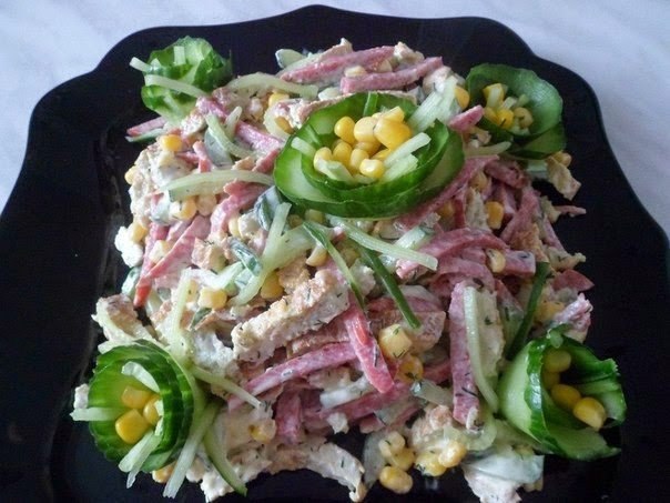 Вкусный и простой салатик. Ингредиенты: Свежий огурец, полукопченая колбаса, кукуруза, 4 яйца, ...