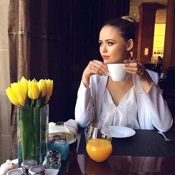 Кроме высшего образования нужно иметь хотя бы среднее соображение и, как минимум, начальное ...
