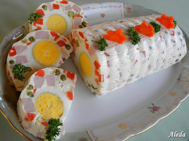 Праздничный салат-желе с овощами, ветчиной и яйцом.Ингредиенты:-200 г моркови (измерять уже ...
