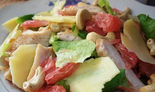 Салат из куриной грудки и помело.Куриная грудка — легендарный фитнес-продукт, но он довольно быстро ...