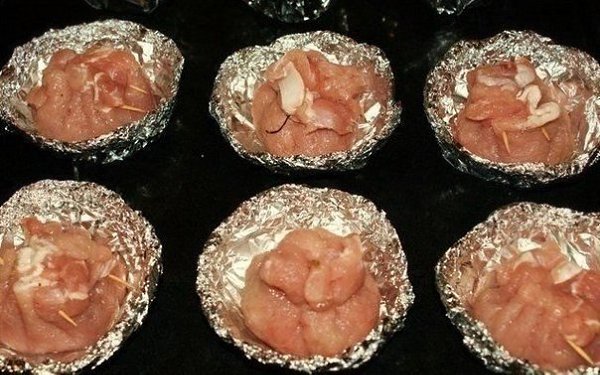 МЕШОЧКИ С СЫРОМ И ГРИБАМИ.Ингредиенты: свинина для отбивных грибы маринованные чеснок сыр плавленный ... - 5