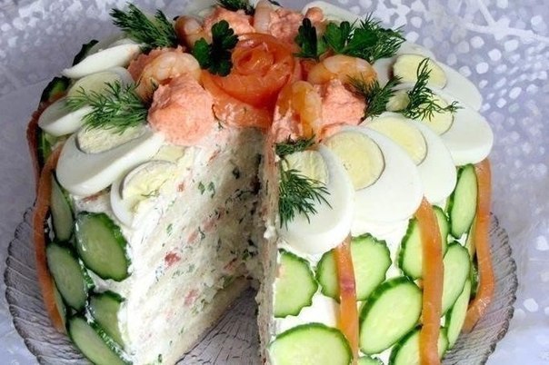 Скандинавский закусочный торт.Ингредиенты:2-3 круглые буханки белого хлеба600 г творожного сыра400 г ...