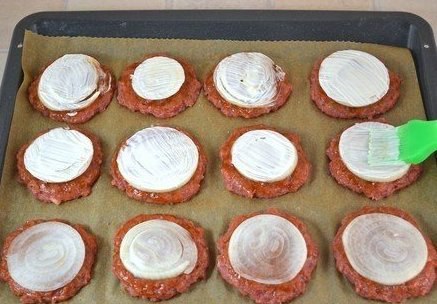 Котлеты в духовке с овощами и сыром. Ингредиенты: - 500 г говядины (можно свинины или готового ... - 4