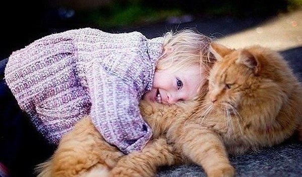 Дети, обнимают крепко и искренне, а главное - с любовью и просто так...