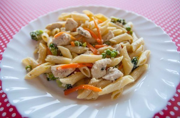 Паста с курицей, овощами и сливочным соусом.Идеальная паста для семьи с детьми! Разноцветная, ...