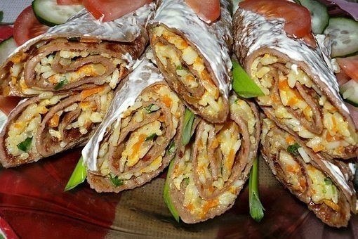 Тонкие очень вкусные печёночные блинчики с начинкой.Ингредиенты:Для блинов:500 гр. куриной печени, 3 ...