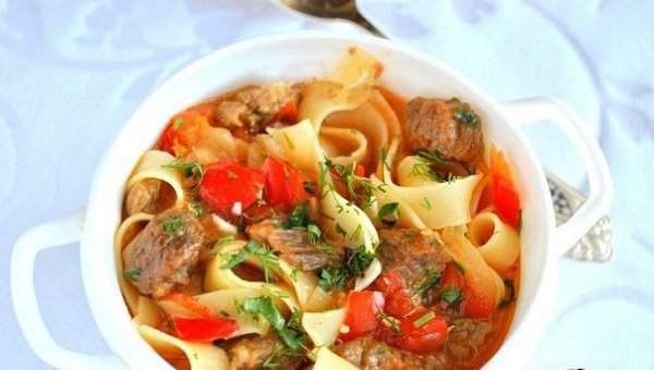 Вкуснейший лагман.ИНГРЕДИЕНТЫ: 1,5 литра мясного бульона; 500 г телятины; 300 г лапши; 2 сладких ...