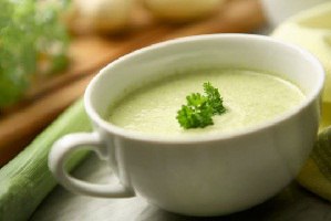 Крем-суп из курицы.ИНГРЕДИЕНТЫ5-6 куриных голеней без кожи300 г консервированного зеленого ...