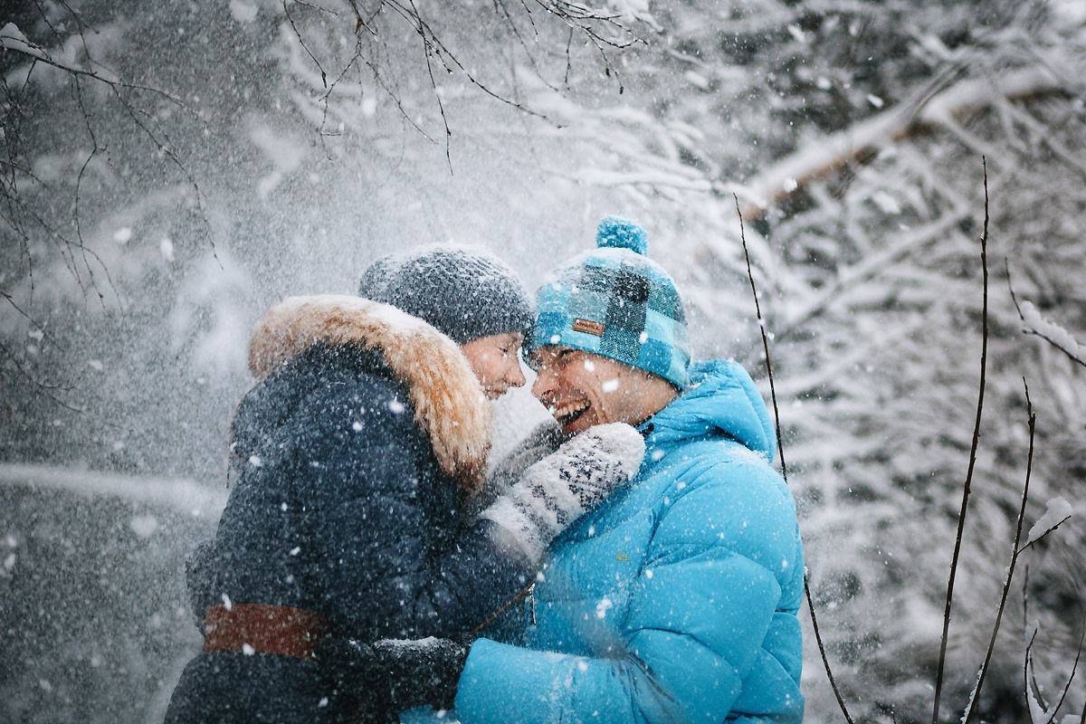 И увидела падает снег. Пара зимой. Люди зимы. Снегопад любовь. Пара в снегу.