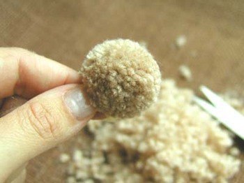 Необычный коврик из помпонов.Помпоны из ниток используют для украшения зимних шапок, шарфиков и ... - 7