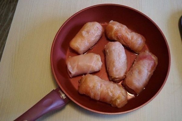 Рулетики "Кордон Блю" в сливочном соусе.Ингредиенты:Куриная грудка (филе) — 2 шт.Ветчина ... - 5