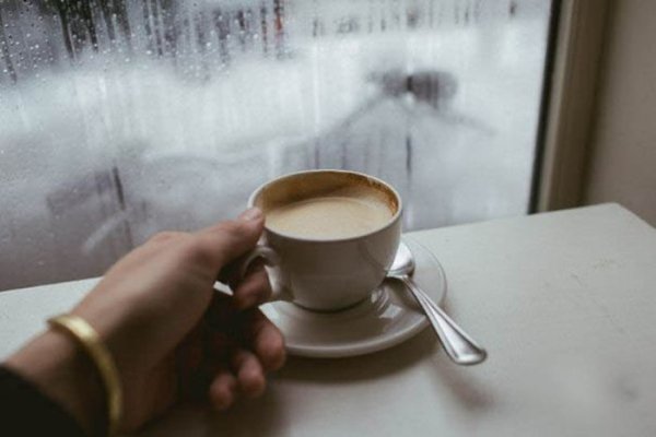 Макс Фрай, «Кофейная книга».Эспрессо — это жизнь. Горчит, но бодрит. Первый глоток может показаться ...