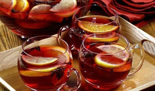 Рецепты глинтвейна.Глинтвейн (от немецкого gluhende Wein - горячее, пылающее вино) незаменим в ...