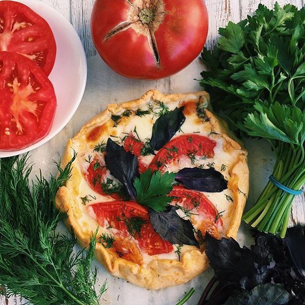 Вкусная кукурузная галета с бакинскими помидорами, моцареллой и зеленью. Ингредиенты на 1 галету: 1 ...