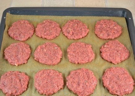 Котлеты в духовке с овощами и сыром. Ингредиенты: - 500 г говядины (можно свинины или готового ... - 2