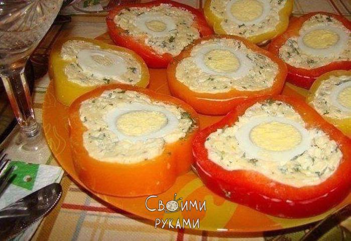 Перец с сырной начинкой и яйцом.Ингредиенты:3 болгарских перца300гр. твердого сыраМайонез3 вареных ...