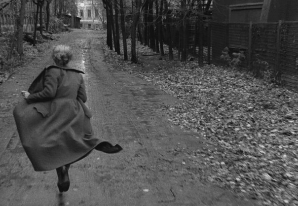 Сергей Есенин.Мне грустно на тебя смотреть,Какая боль, какая жалость!Знать, только ивовая медьНам в ...