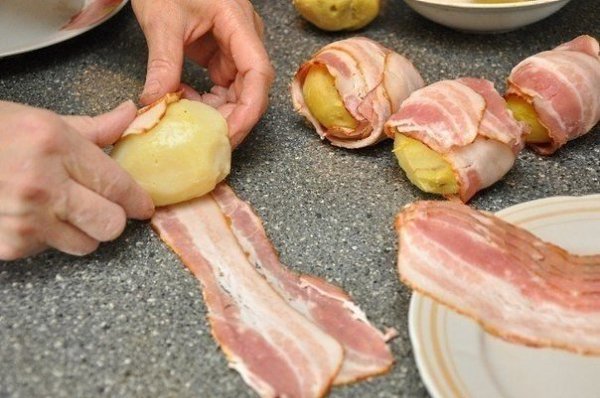 КАРТОШКА В БЕКОНОВОЙ ОДЁЖКЕ.Ингредиенты:- Картофелин средней величины - 8-1- шт.- Бекон (готовой ... - 4