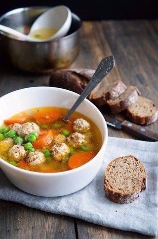Прозрачный суп с фрикадельками. Ингредиенты: Чеснок — 3 зубчика Лук — 1 шт. Морковь — по вкусу ...