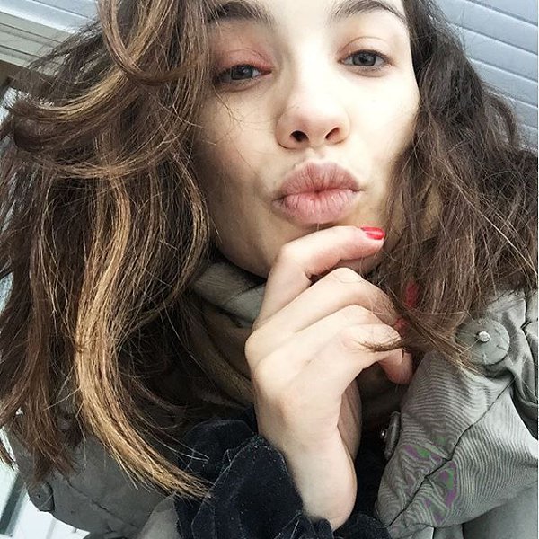 Я люблю с горячим чаем гулять по снегу. А вы? А эта тень любит имитировать подбитый глаз