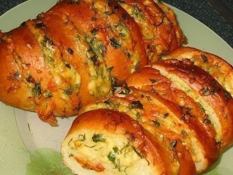 Хрустящий хлебушек пропитанный маслом, сыром и чесночком.Ингредиенты:- 1 французский батон, лучше ...