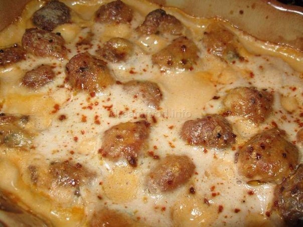Куриные фрикадельки в соусе. 0,5 кг куриного фарша 2 яйца 2 зубчика чеснока 2 ст. л. манки без верха ...