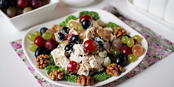 Куриный салат с виноградом и орехами.Ингредиенты:Для соуса:Майонез — 200 гУксус яблочный — 4 ч. ...