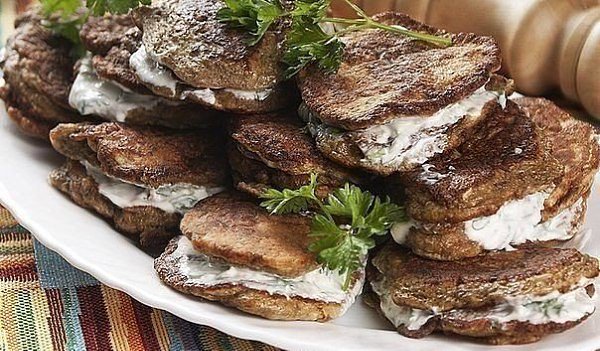 Печеночные оладьи в сметанном соусе - просто замечательный рецепт! Печёнка – продукт, который любят ...