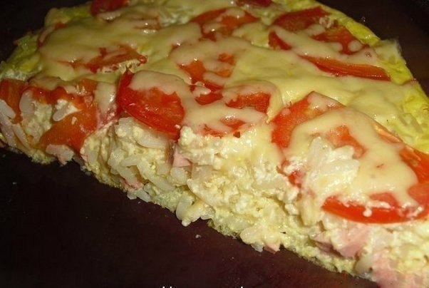Запеканка с рисом, сыром и колбасой.Ингредиенты:Рис отварной,Сыр (типа ...